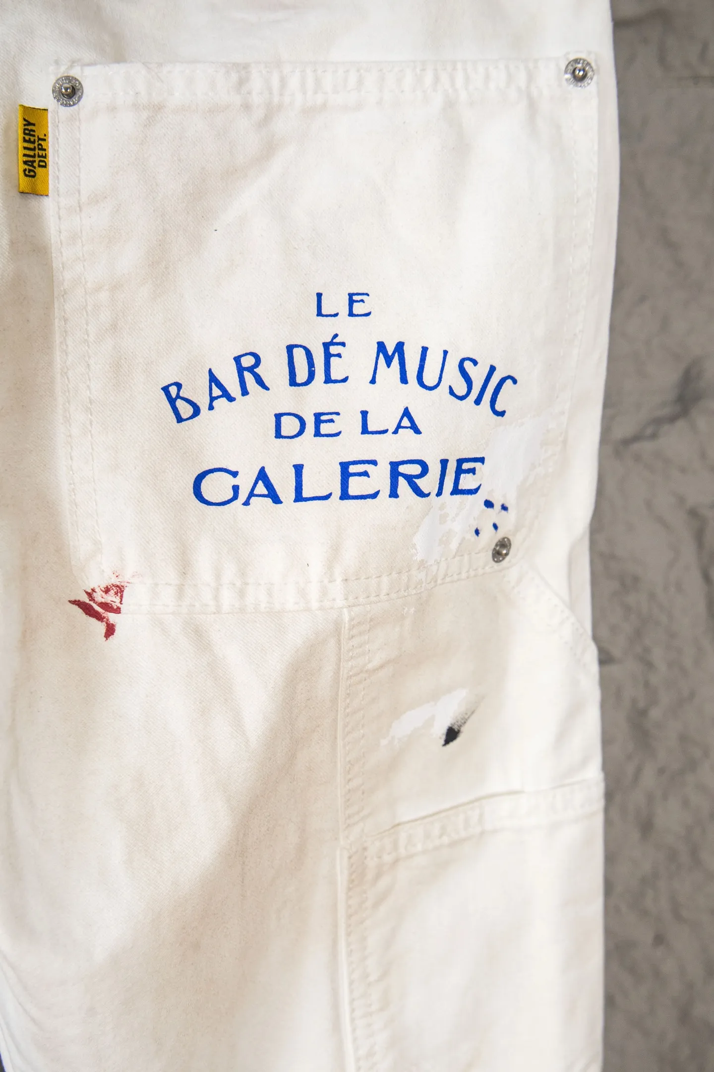 Style number: M394 P280 GALLERY DEPT. Dirty touch, splashed ink, hand-painted graffiti, washed, distressed, damaged, micro-flared casual overalls. Code number: 28 30 32 34 36